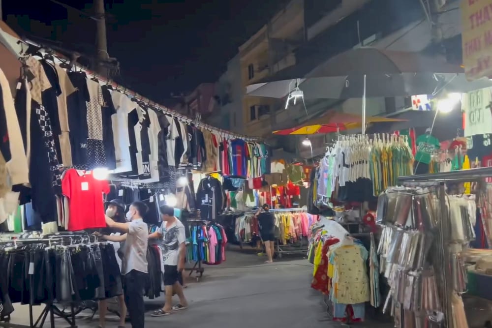 Ba Hom ナイトマーケット (バーホムナイトマーケット) でおしゃれなファッションアイテムを探しながら、賑やかな人混みに夢中になれます